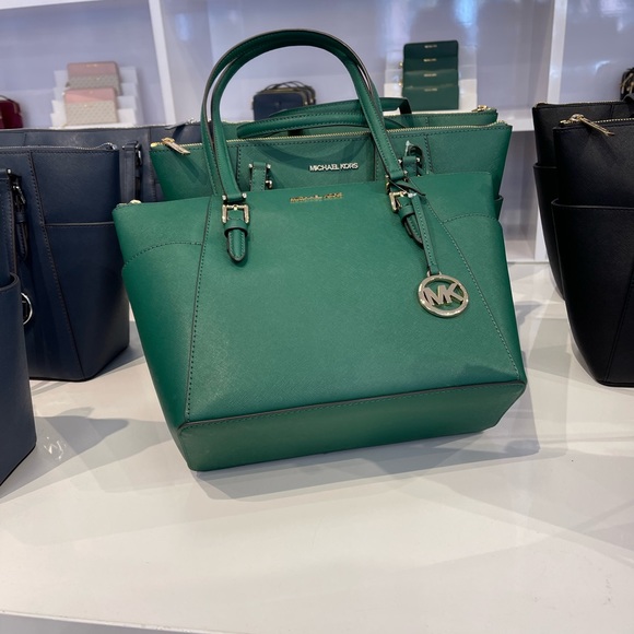 MICHAEL KORS CHARLOTTE LARGE TOP ZIP TOTE PALMETTO GREEN COLOR
NWT - Picture 15 of 16